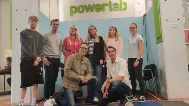 Groepsfoto Clark Nowack met studenten die werken aan project Sixth Sense m.m.v. TIM Solutions