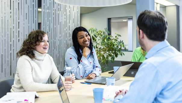 Studenten Bedrijfskunde Sustainable International Business overleggen over hun vakken tijdens de tweejarige hbo-opleiding aan de HAN.