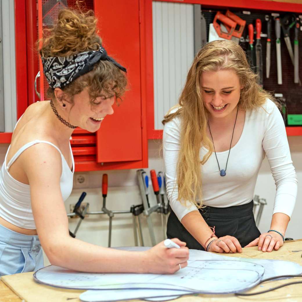 Twee Vaktherapie studenten werken samen op een laptop