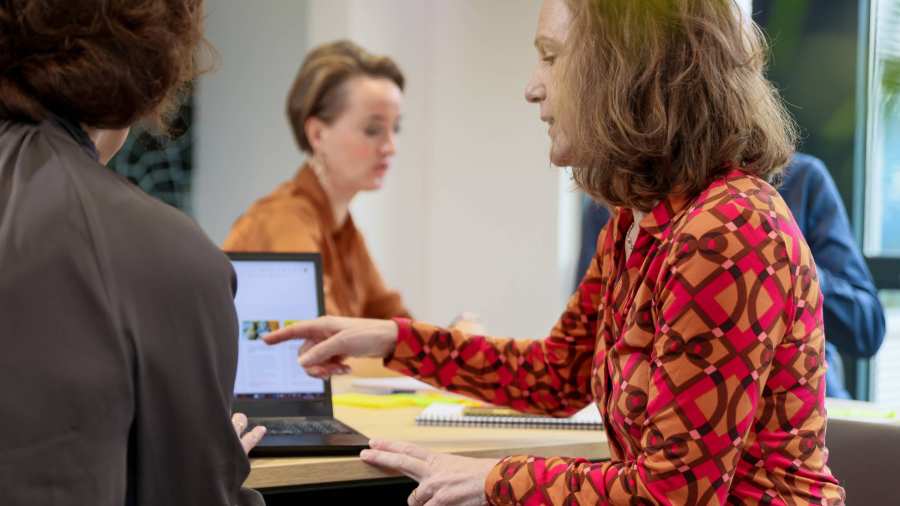 Collega's van het Centrum Meervoudige Waardecreatie in overleg en aan het werk.