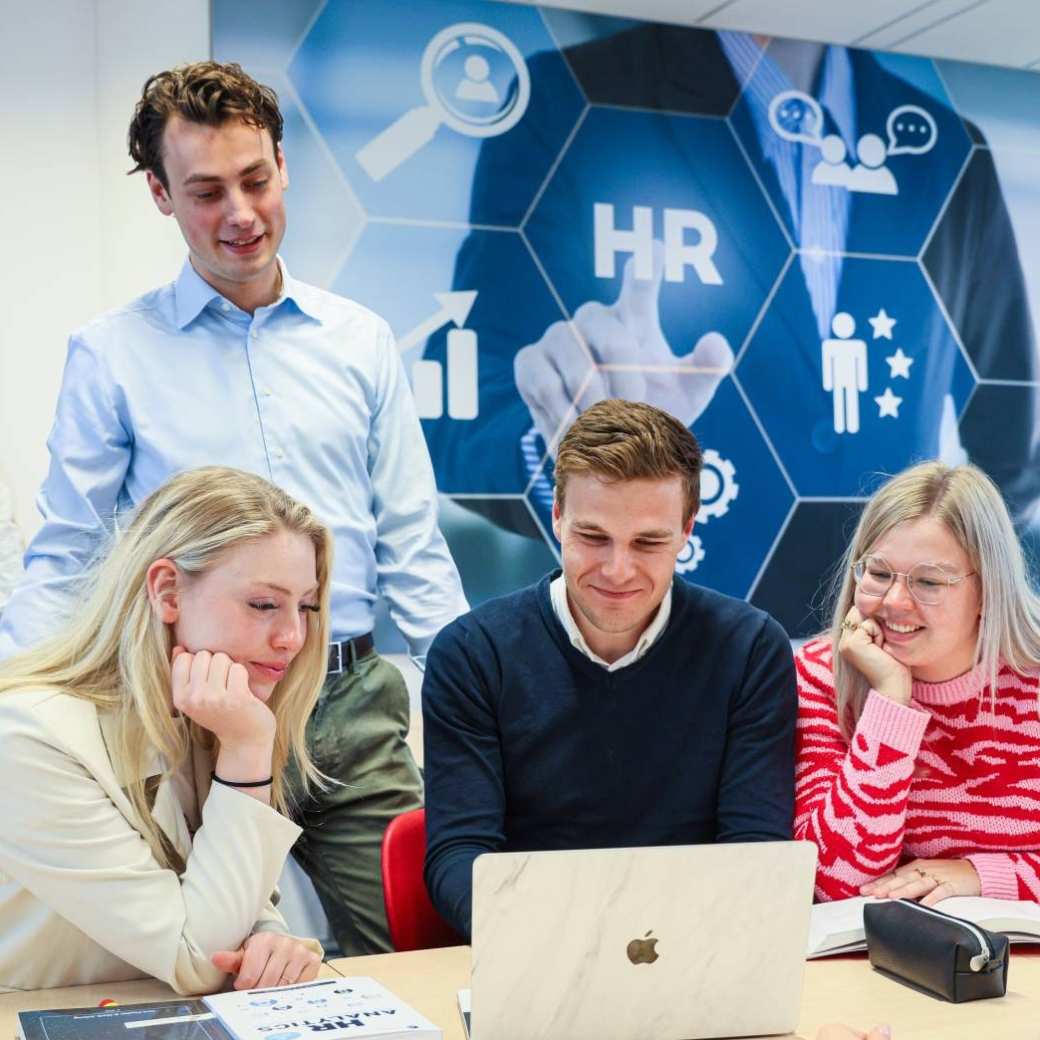 Studenten van de opleiding Human Resource Management in een klaslokaal tijdens de les in overleg