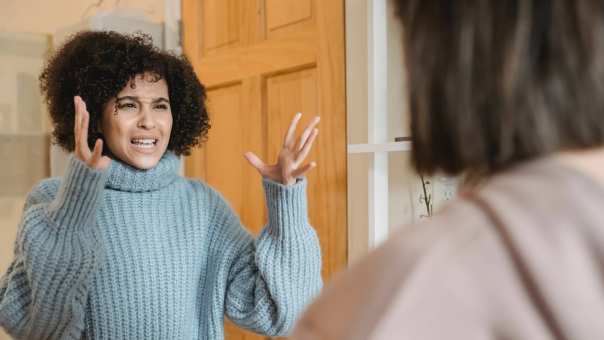 Vrouw maakt ruzie met andere vrouw