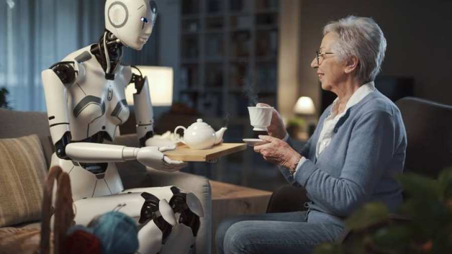 Ouder dame wordt in dagelijkse bezigheden geholpen via technieken in huis