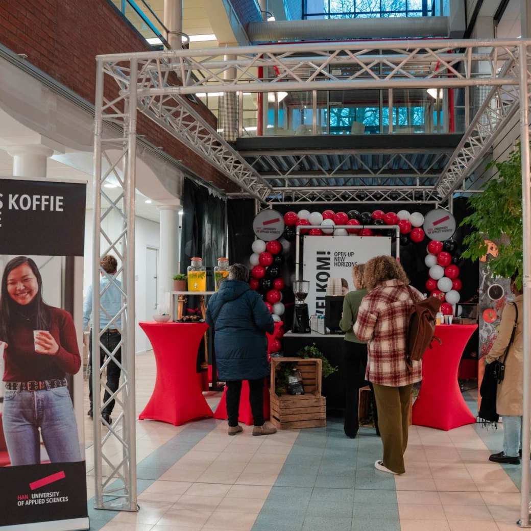 groepje hbo masterstudenten op de foto tijdens de open avond