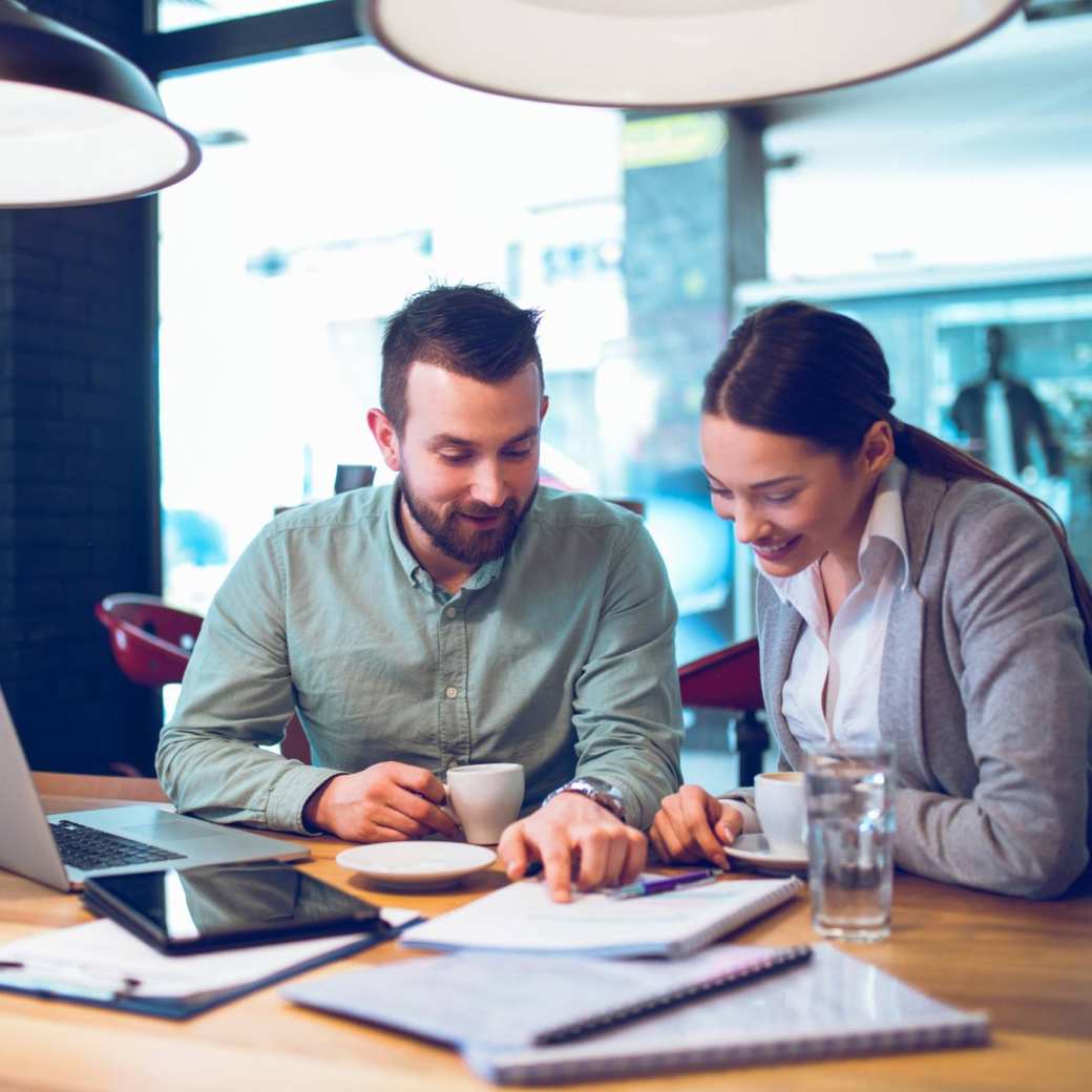 Financieel professional in overleg met klant op locatie, finance, financieel, AFEM, MIAM, opleidingsbeeld master integraal adviseur MKB, stockfoto