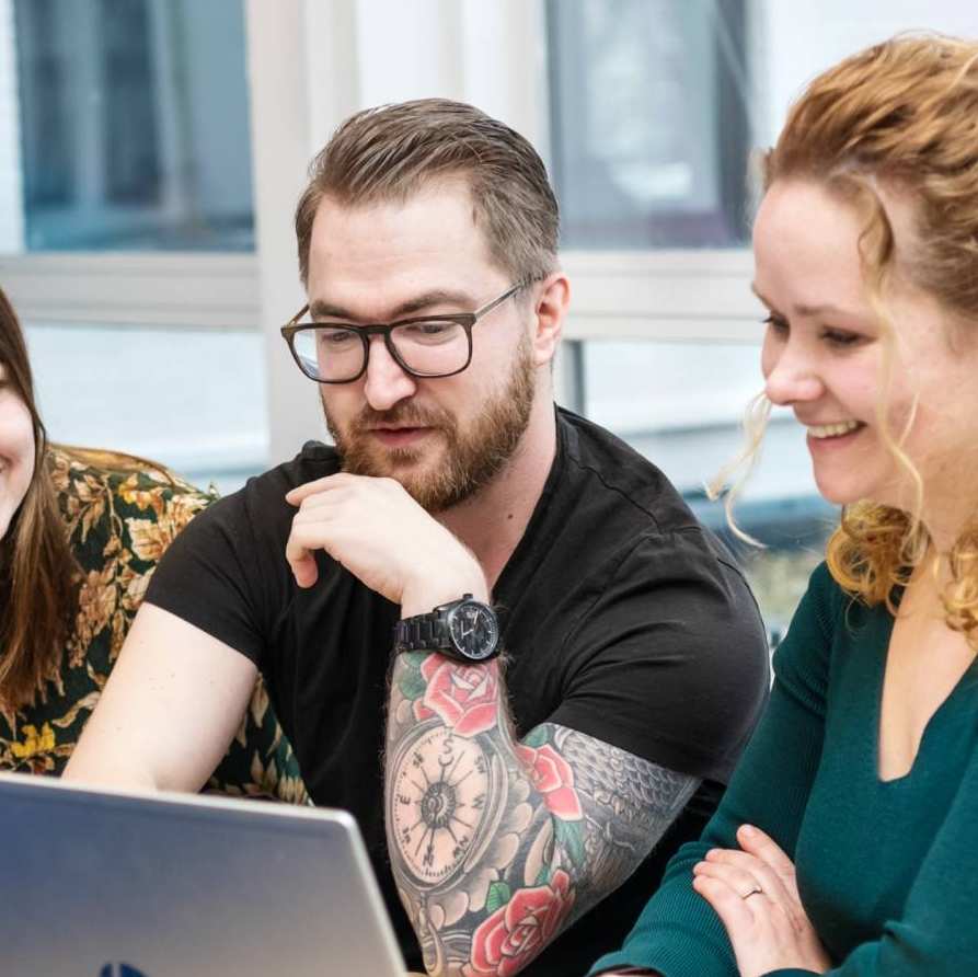 ALLEEN VOOR DE MANP | Drie studenten van de Master Advanced Nursing Practice werken samen op een laptop tijdens de les onderzoek op de HAN.