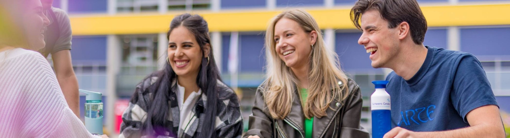 Groep HAN studenten op het terras op het campusterrein in Arnhem