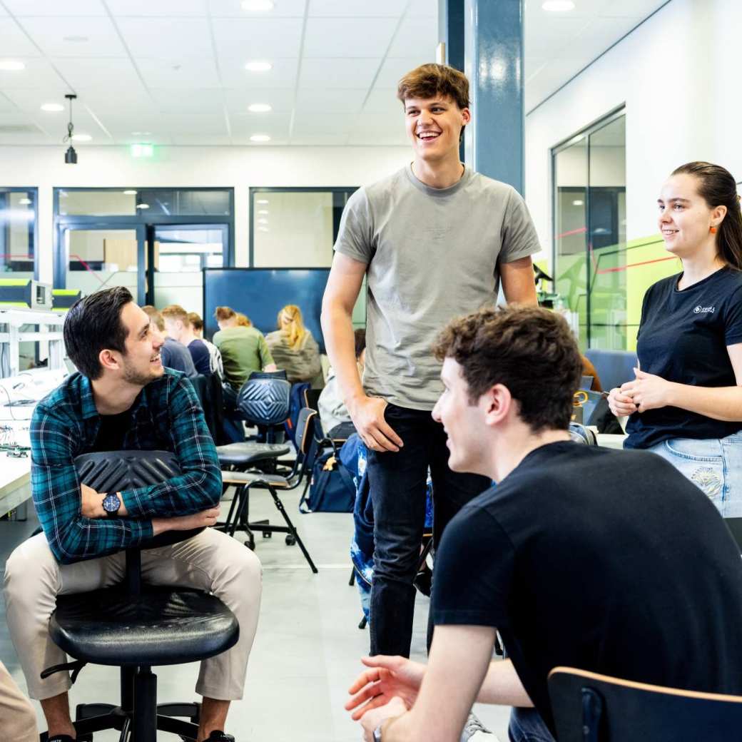 Studenten embedded systems engineering staan gezellig te praten op het soldeerplein.