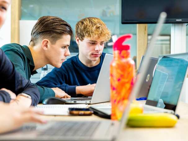 sportkunde sportqube 2 studenten achter laptop5 2023