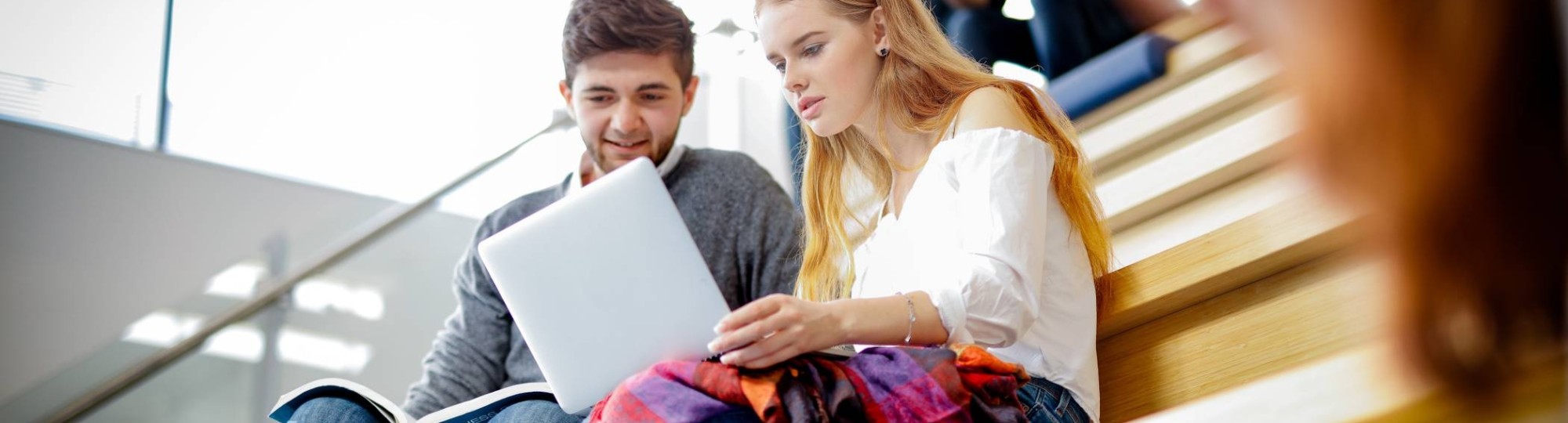 studenten overleggen met laptop