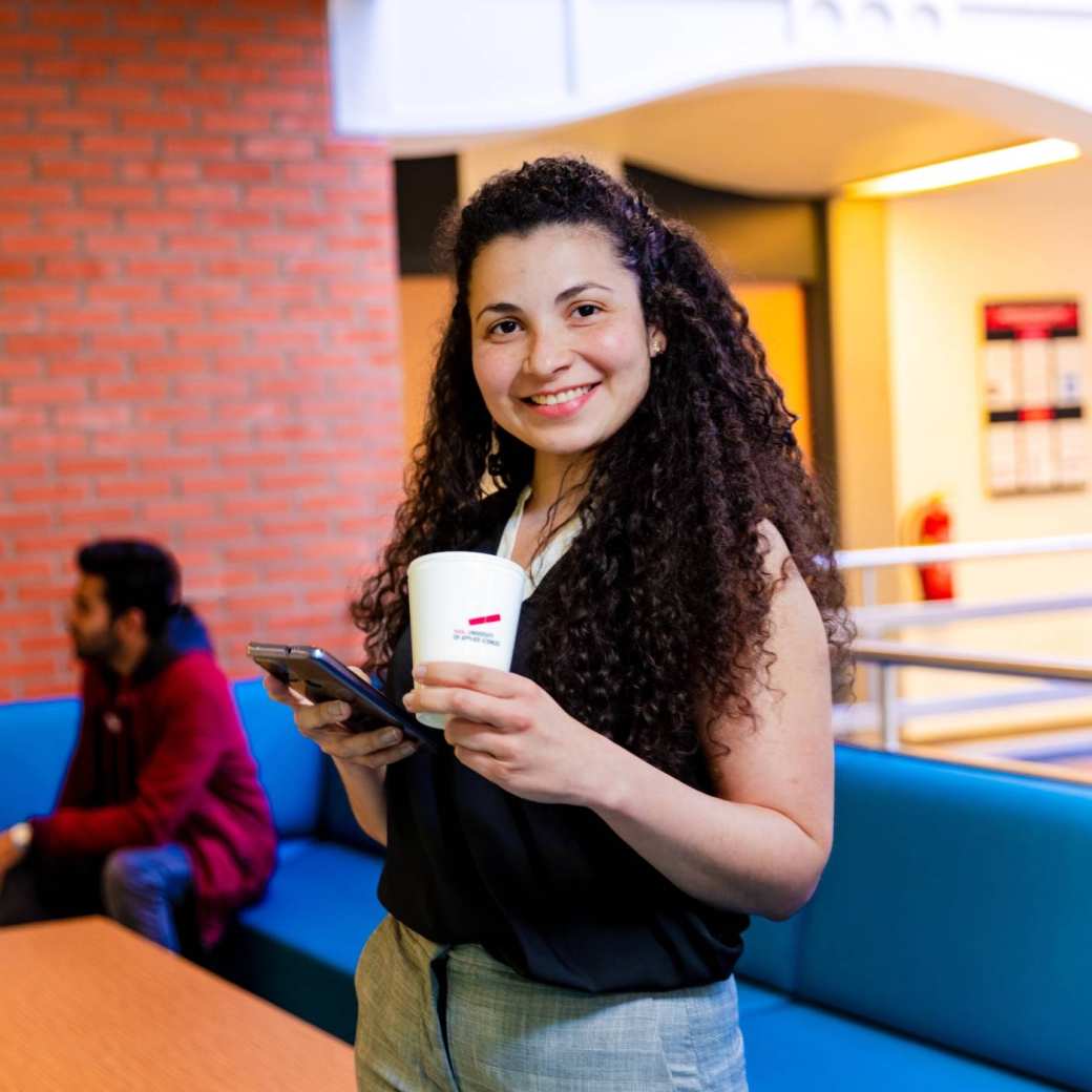 Een deeltijd student Mens en Organisatie houdt pauze met een kopje koffie.