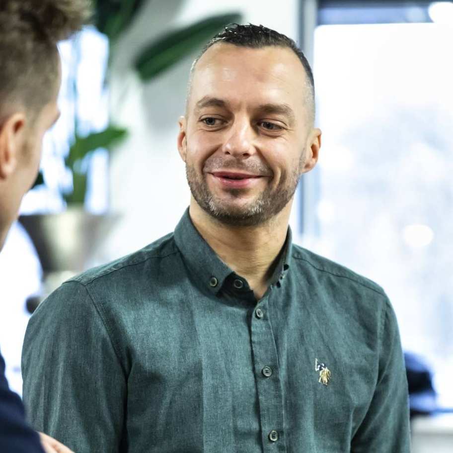 twee heren kijken elkaar aan en lachen