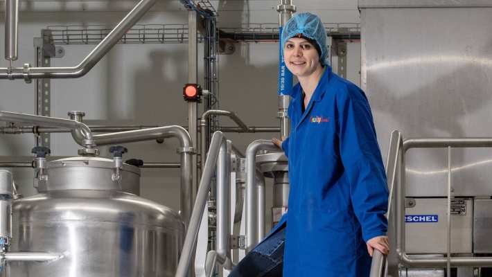 HAN deeltijd student Werktuigbouwkunde Lieke Hermans staat bij een machine van Fruity Line.