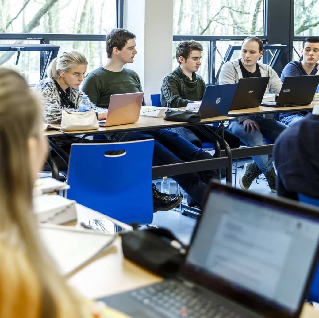 klas studenten klaslokaal lessituatie, FEM commerciele economie, accountancy