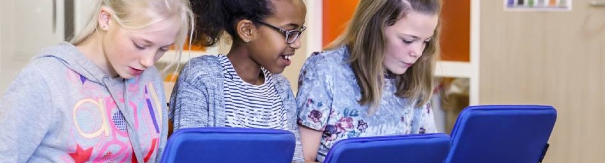 Drie studenten werken op laptop