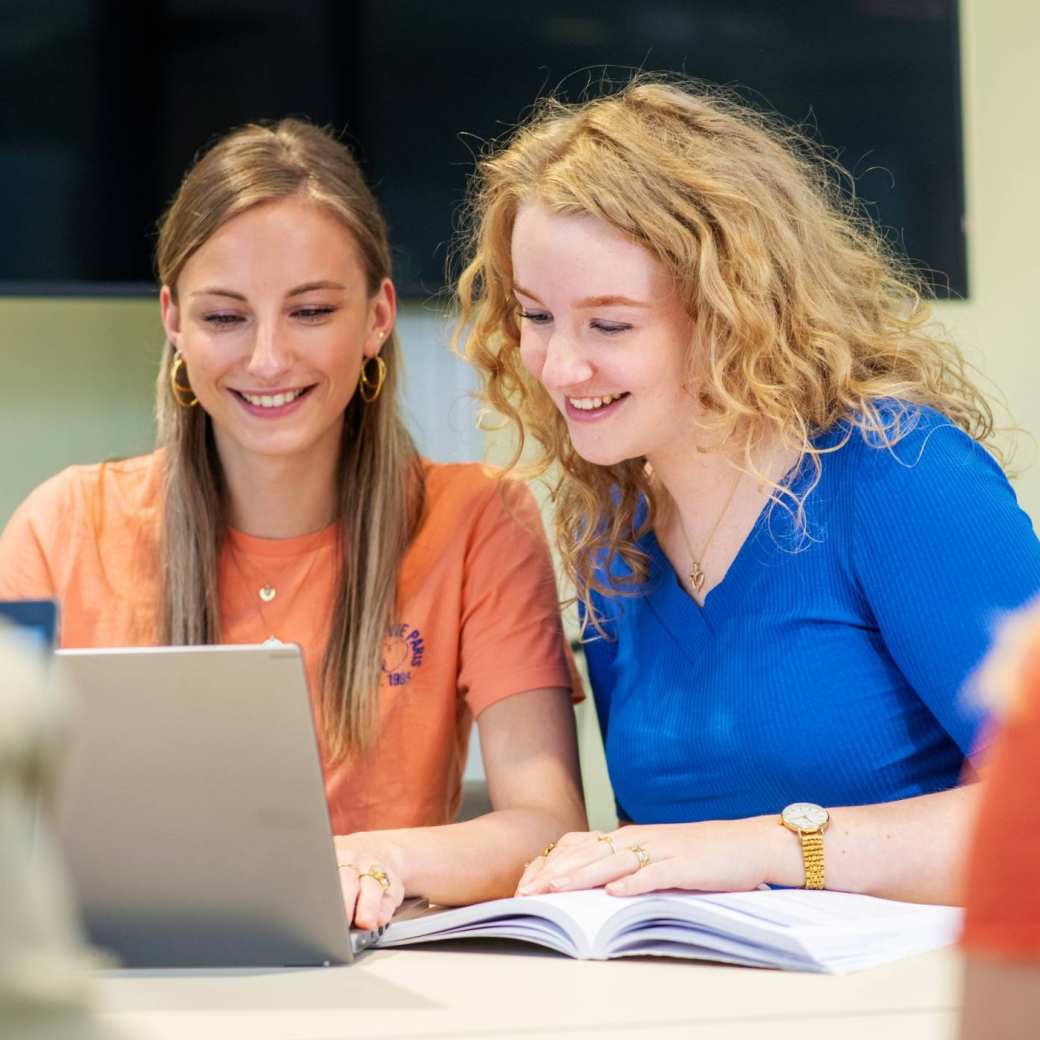 Twee Vaktherapie studenten werken samen op een laptop