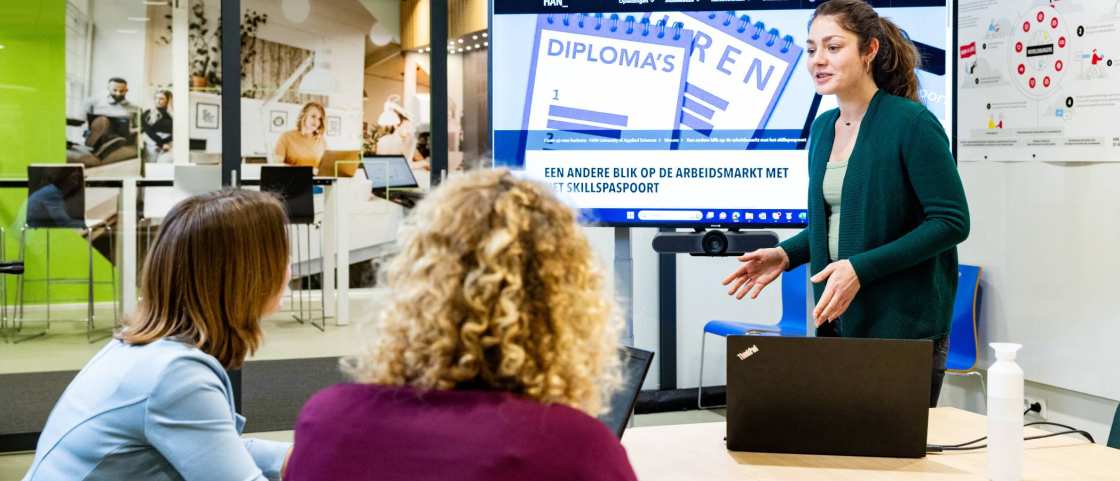 Studenten van Logistiek duaal geven een presentatie