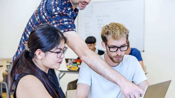 Docent legt uit aan BMH studenten