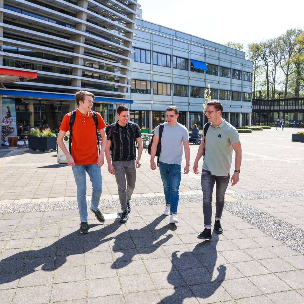 Logistics Management voltijd, LM, foto 8522, studenten lopen buiten op het plein