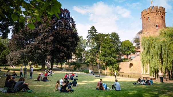 Groepjes studenten in Kronenburgpark in Nijmegen