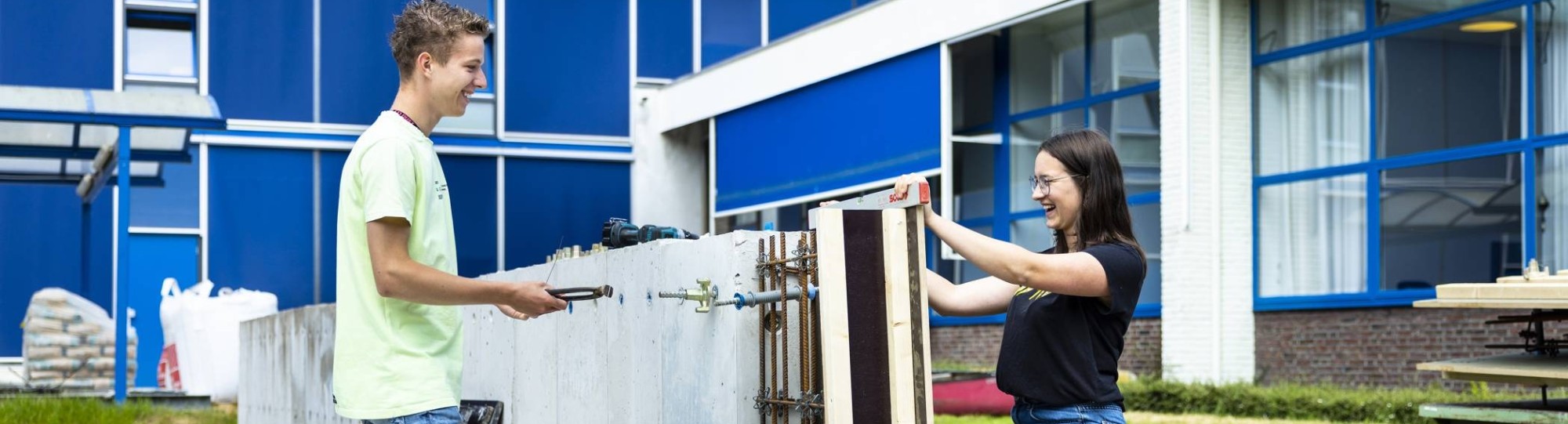 studenten werken aan de sluis in de binnentuin van de opleiding Civiele Techniek