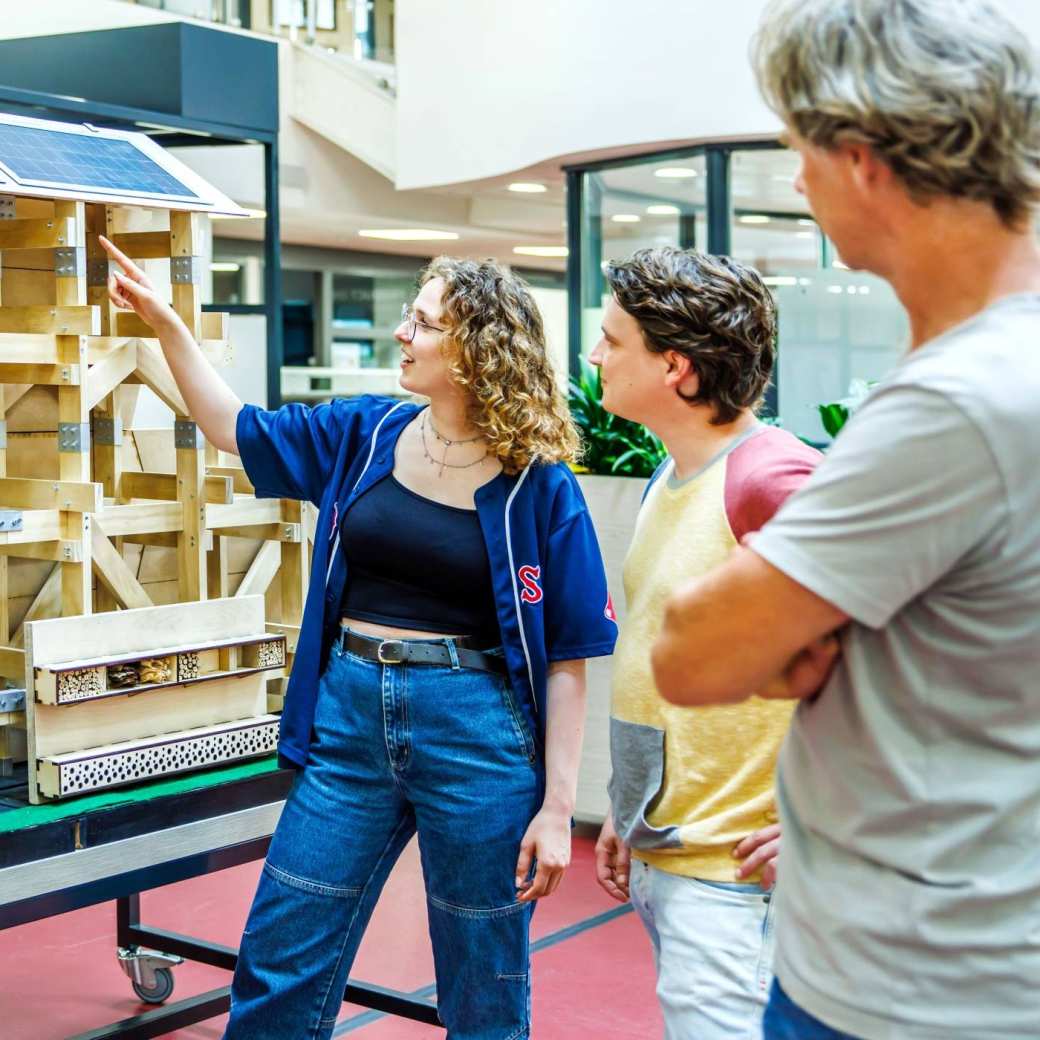 Docent en studenten Industrieel Product Ontwerpen IPO bij het project Infrawall