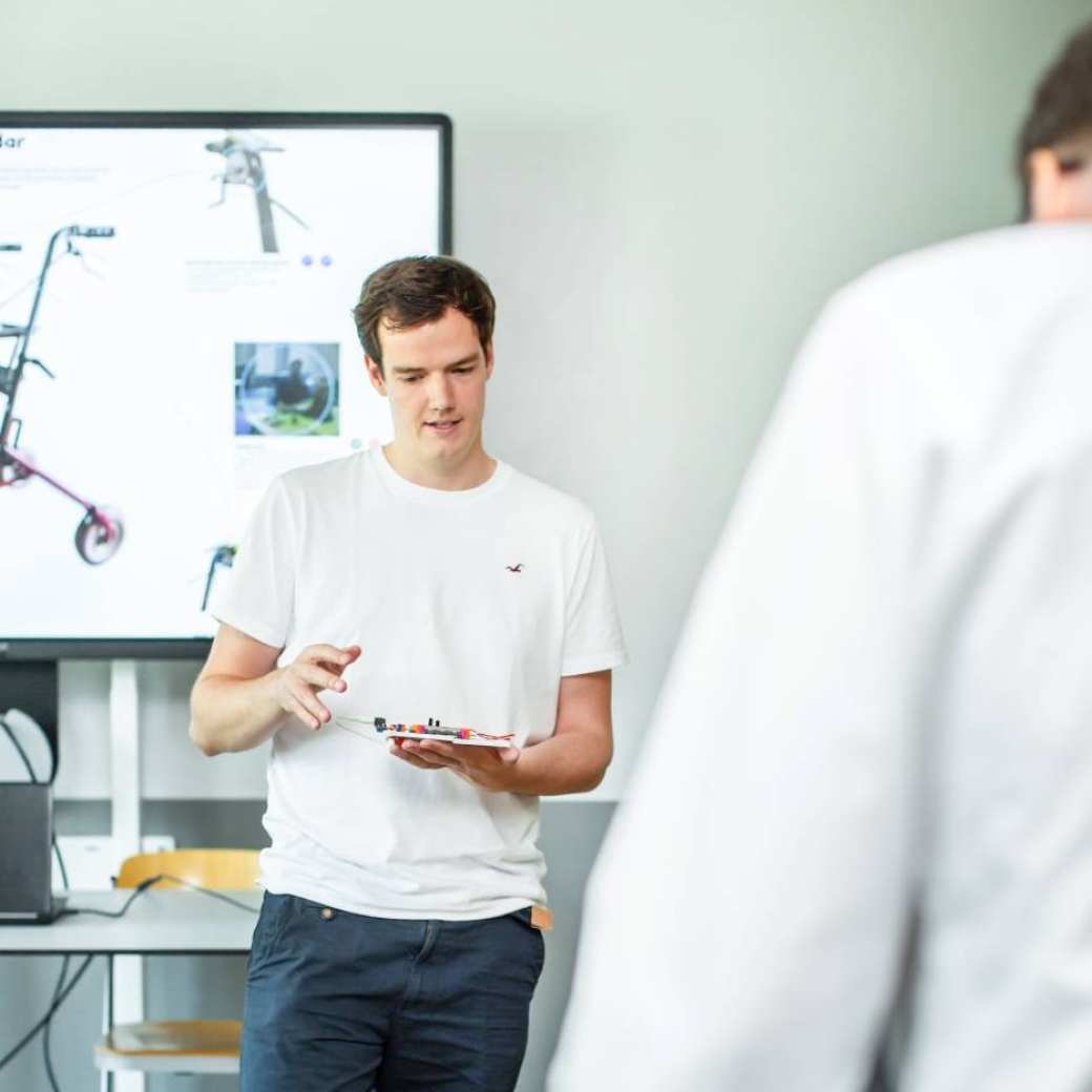 Student Wouter geeft uitleg over het prototype van de slimme rollator