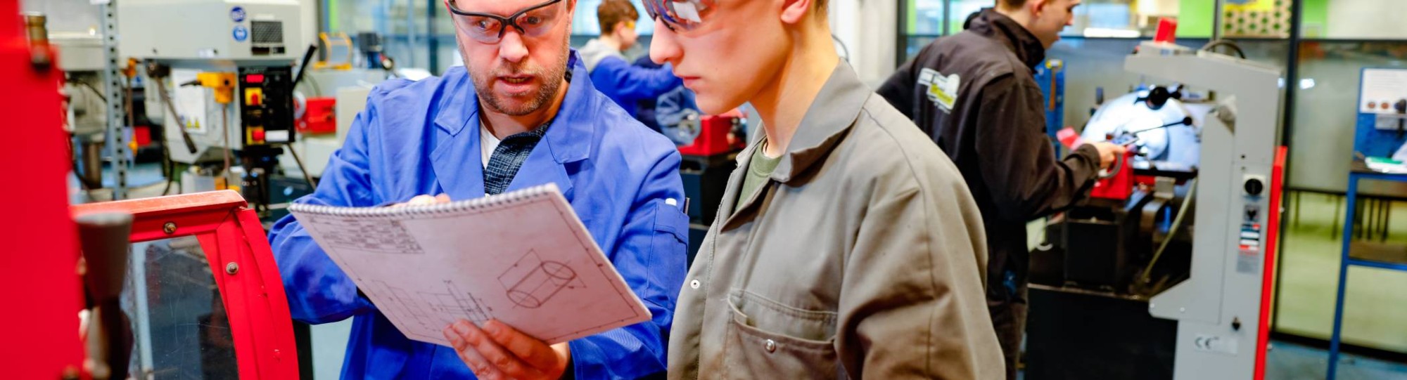 Student krijgt uitleg bij machine