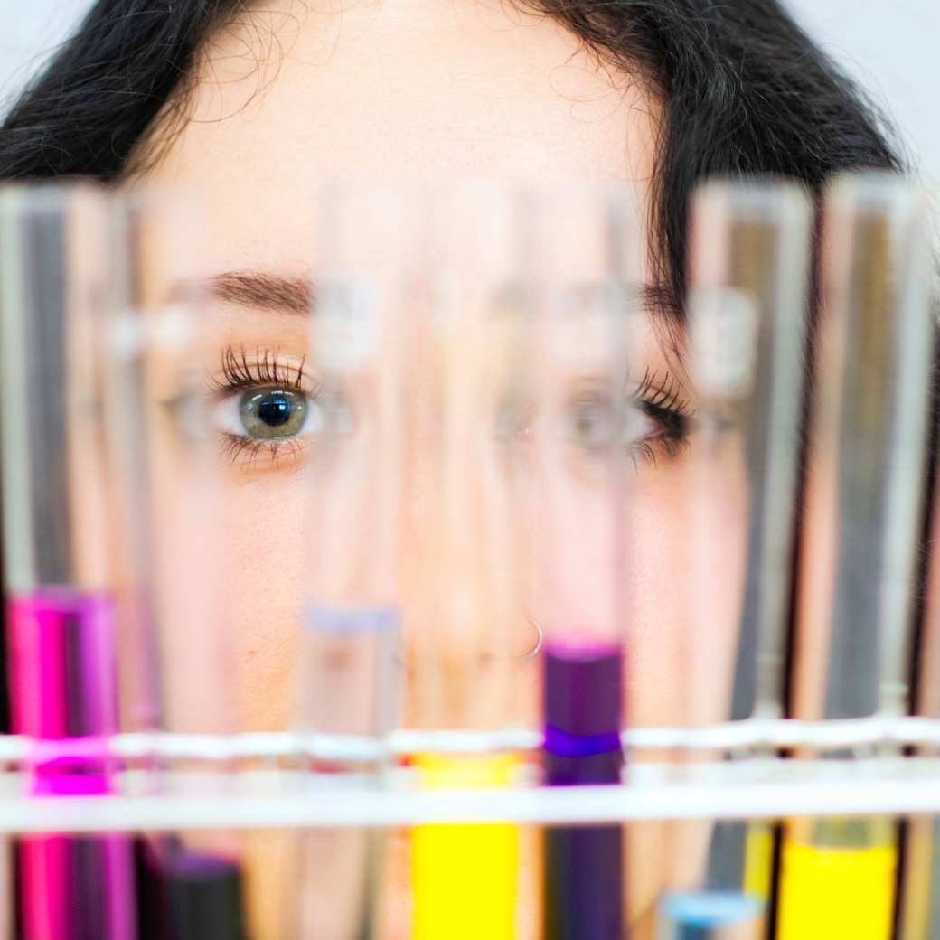 Studente schrijft een natuurkundige berekening op het schoolbord met stift.