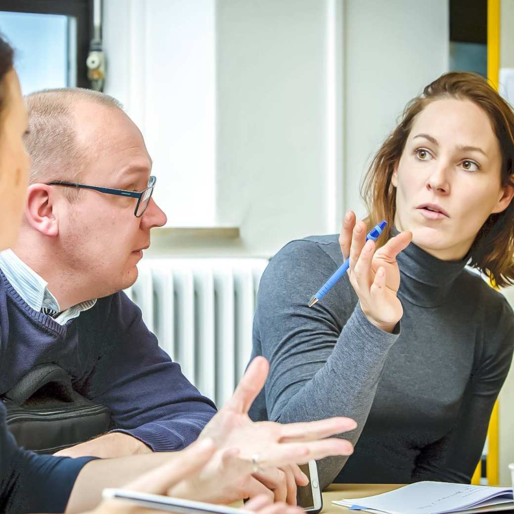 studenten discussieren in lokaal