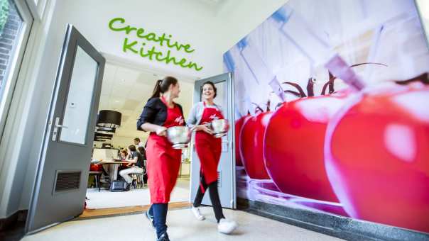 Food & Business studenten lopen vor Creative Kitchen