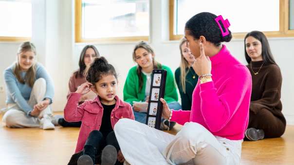 Logopedie les met kind en studenten