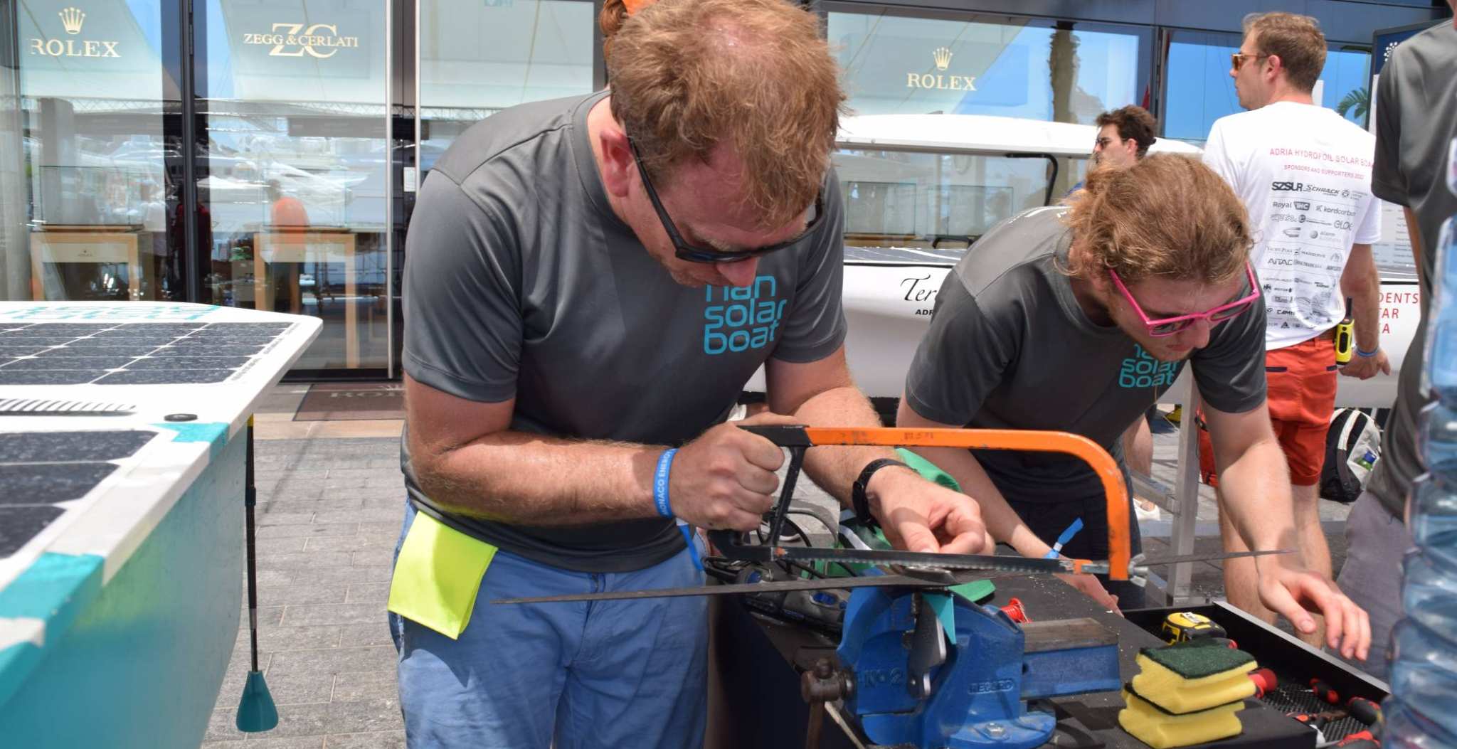 Harm samen met Jurian in Monaco aan het werk aan de Solarboat