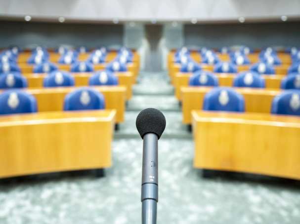 Fotografie van microfoon Tweede Kamer ter illustratie. 