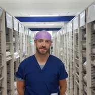 Portretfoto van cursist Danny van Steen, van de opleiding Logistiek Medewerker OKC 2020. Foto gemaakt in Radboudumc.