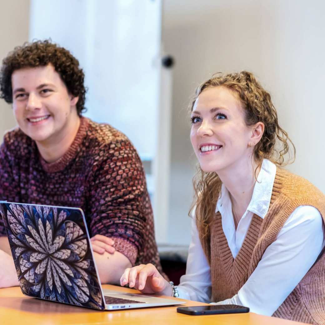 2 physician assistants in opleiding zitten achter hun laptop en luisteren naar uitleg over de han master op de open avond