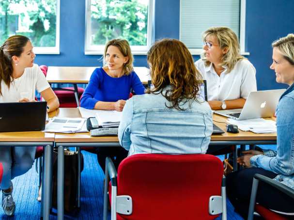 studenten overleggen