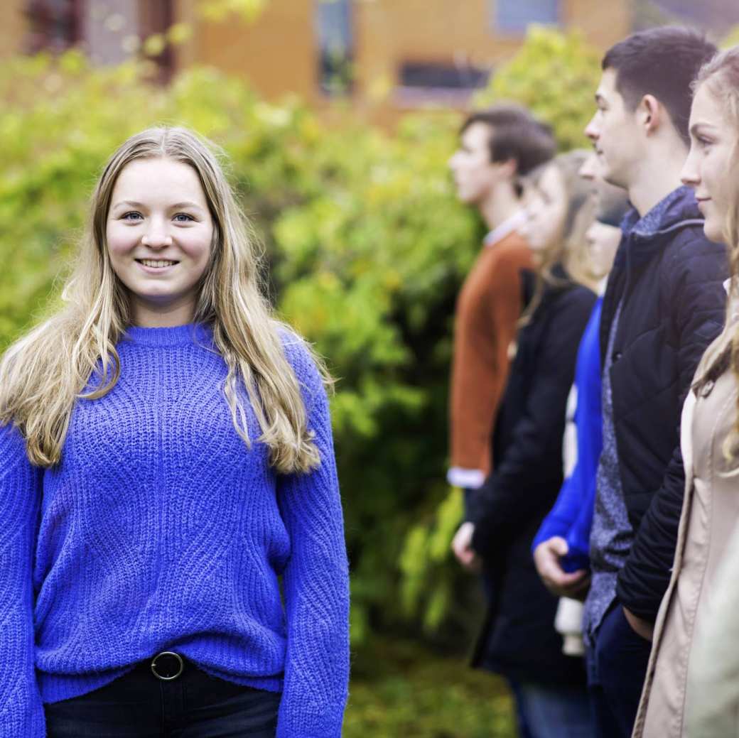 (vrouw) buiten met medestudenten