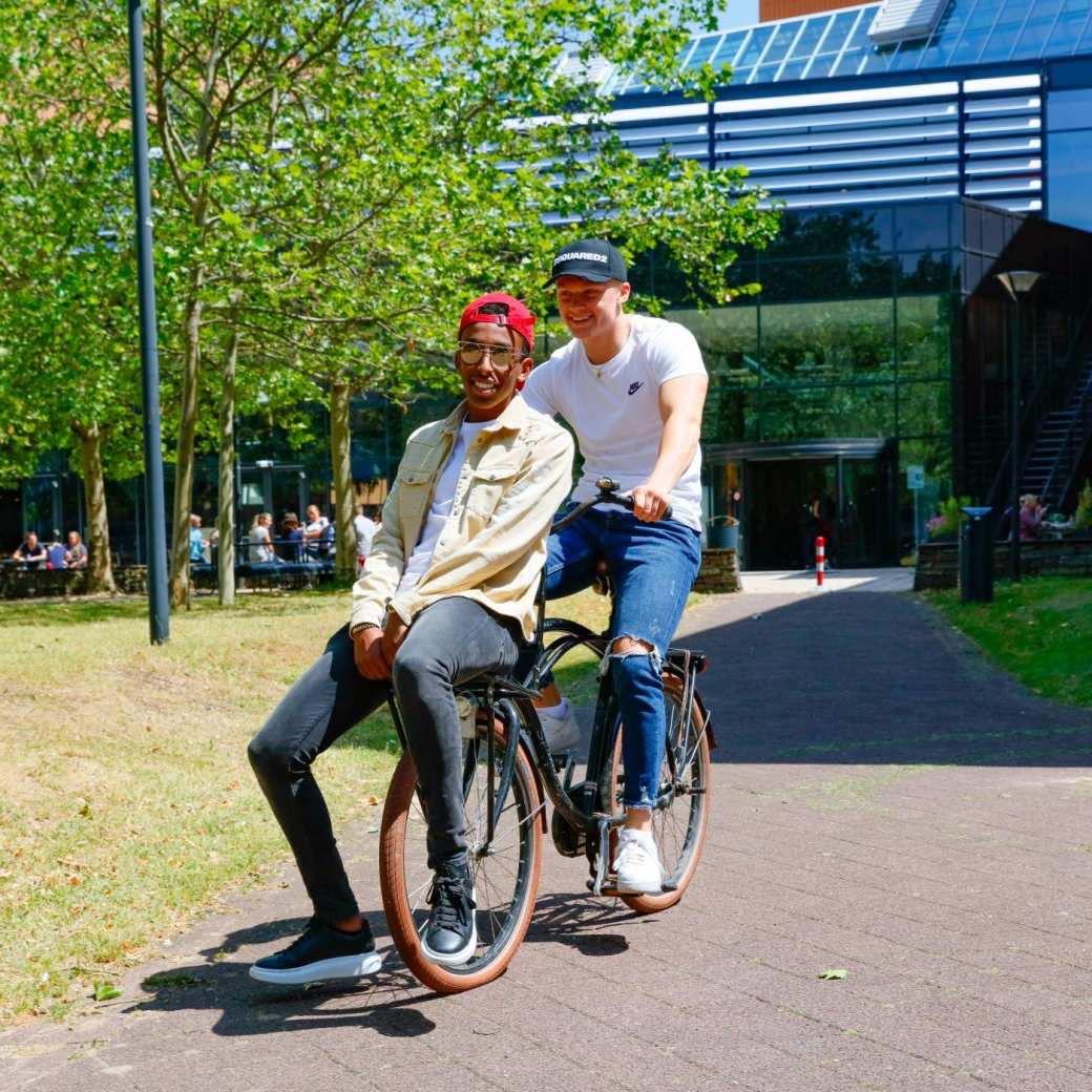 Twee studenten op fiets campus Nijmegen