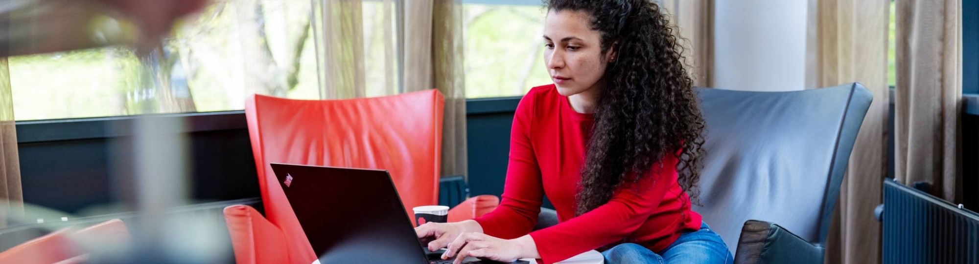 Deeltijdstudent onderzoekt studiekosten achter de laptop.