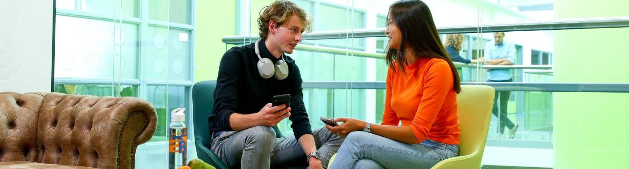 2 communicatie studenten zittend in gesprek