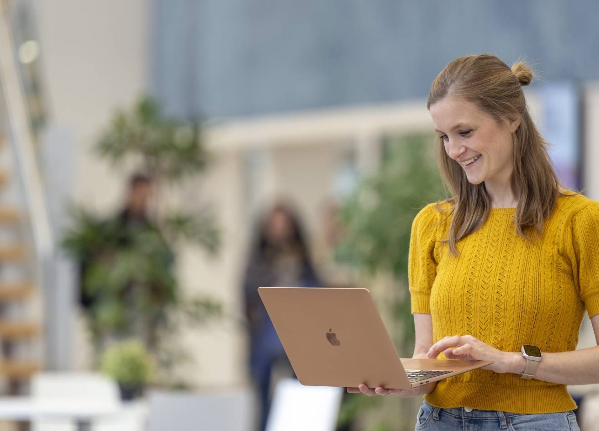 Deeltijdstudent communicatie kijkt op haar laptop op de campus.