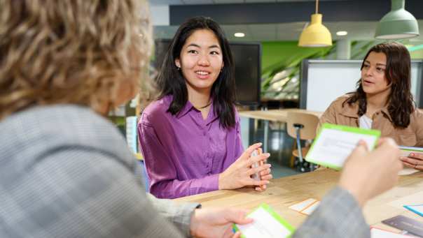 Toegepaste Psychologie TP, foto 2383, studenten doen een kaartspel aan tafel, samenwerken