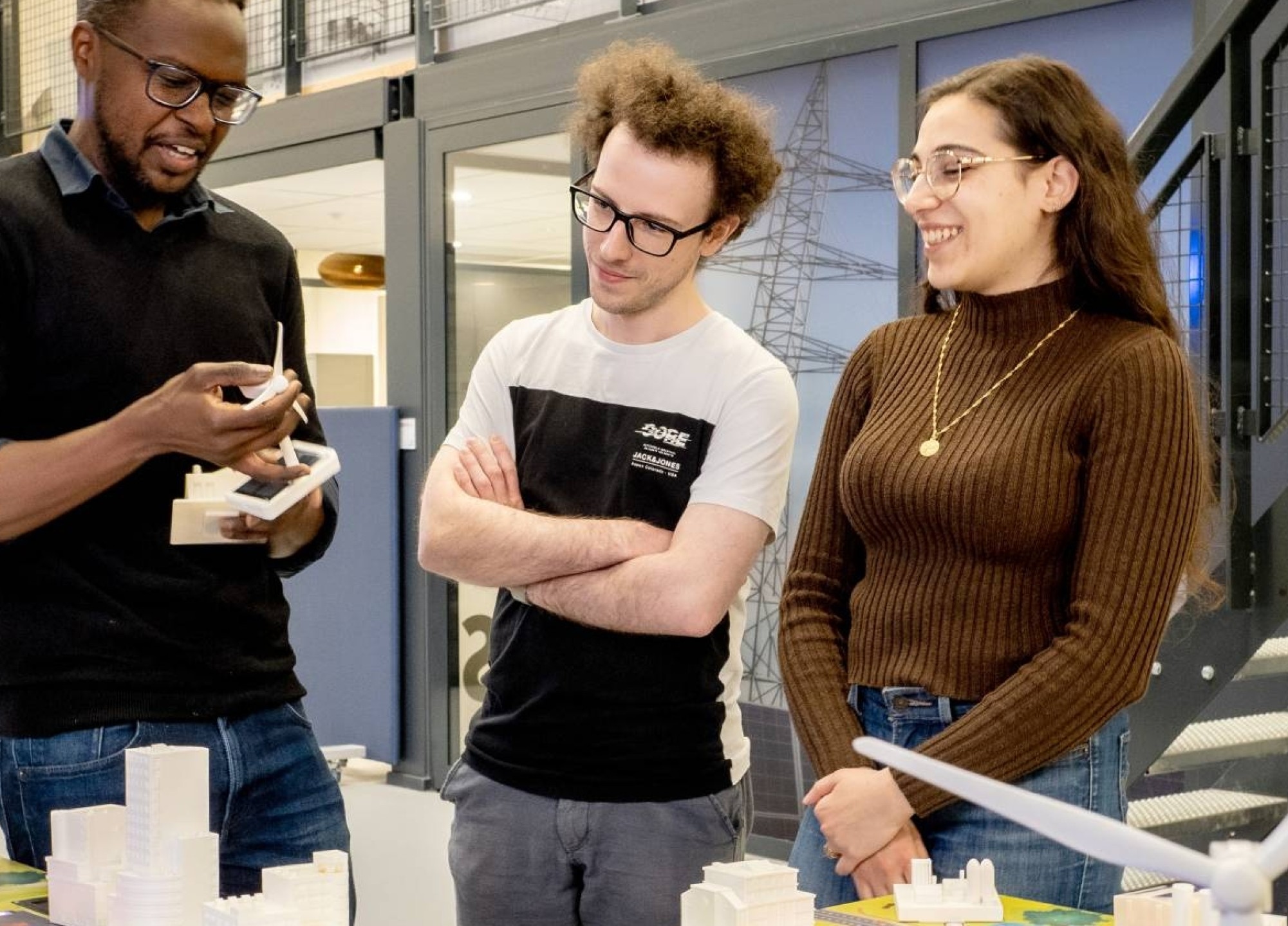 Docent geeft aan deeltijd studenten uitleg over de smart grid tafel van HAN Engineering en Automotive