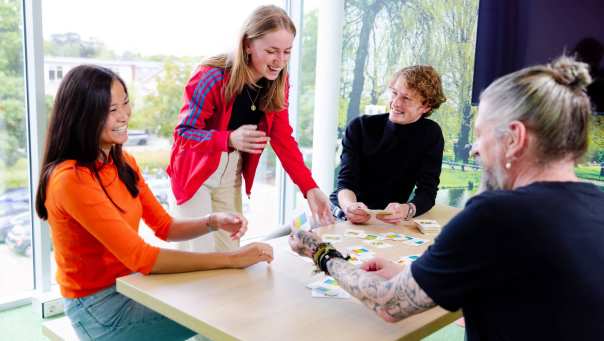 studenten en docent die spel spelen communicatie