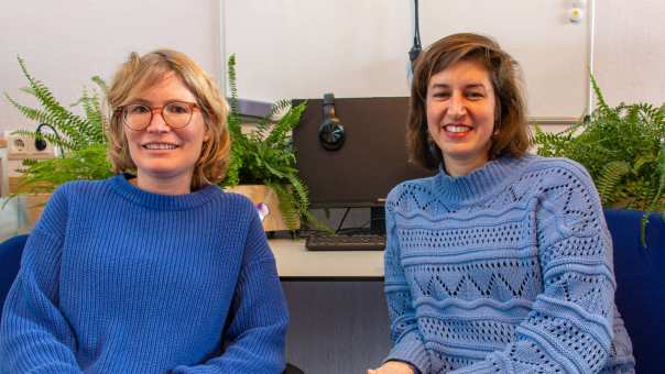 Marleen van Beuzekom en Liesbet Rabbinge op de groene werkplek van de toekomst.