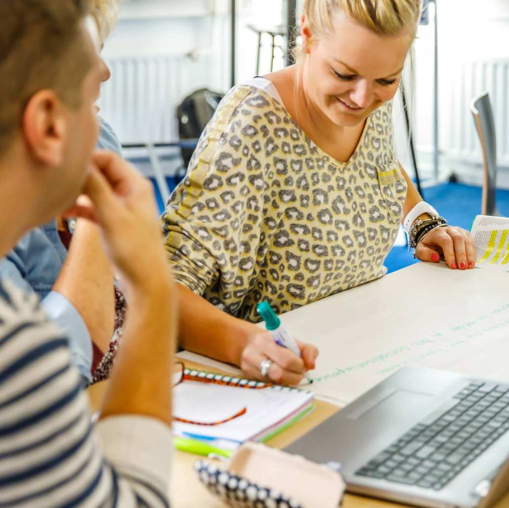 student schrijft in groepje