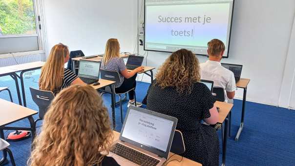 Studenten maken digitale toets met nieuwe toetsapplicatie