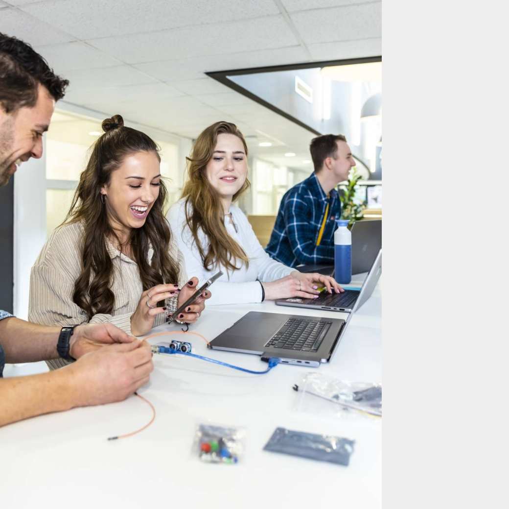 Studenten CMD overleggen met een docent.