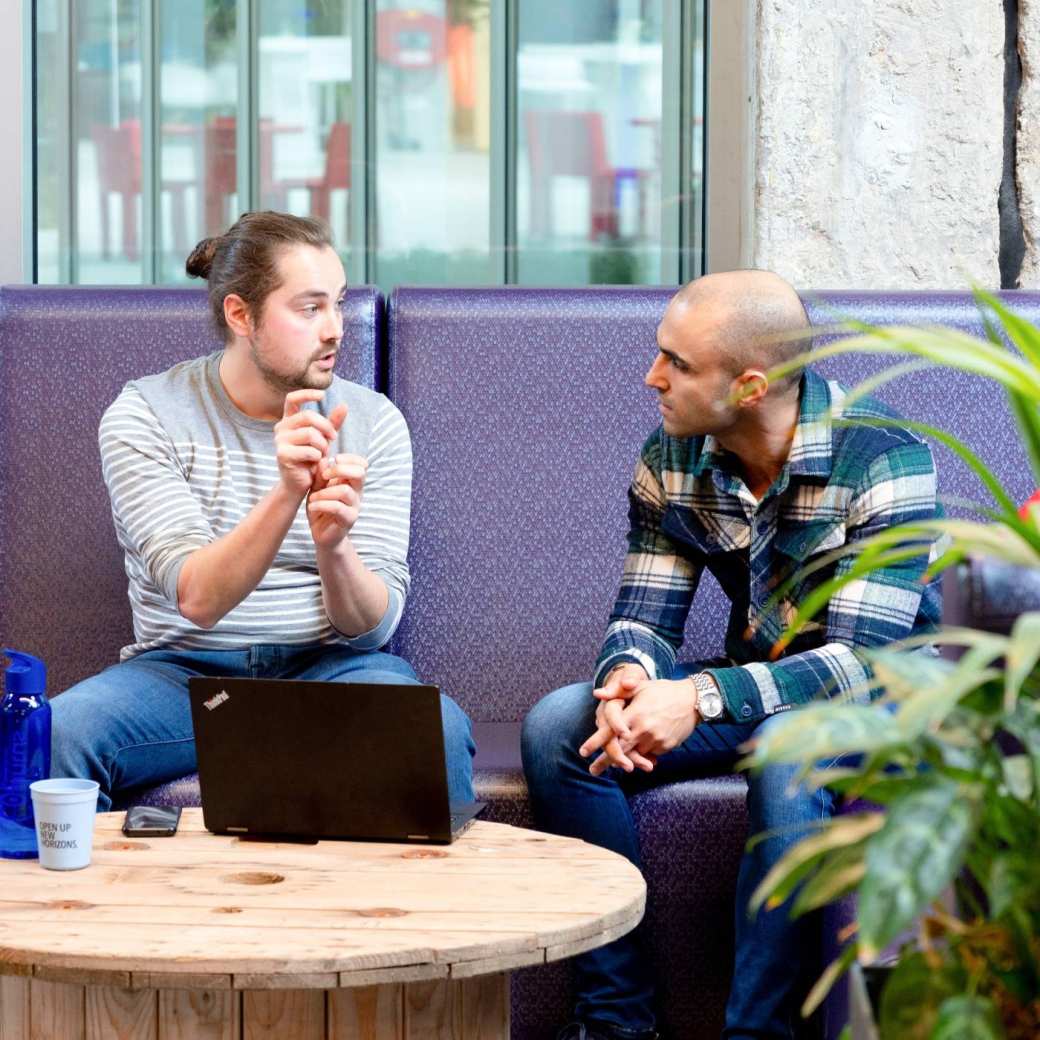 Student geeft handgebarend uitleg met plant op voorgrond. Master Circulaire Economie (DT) 2024.